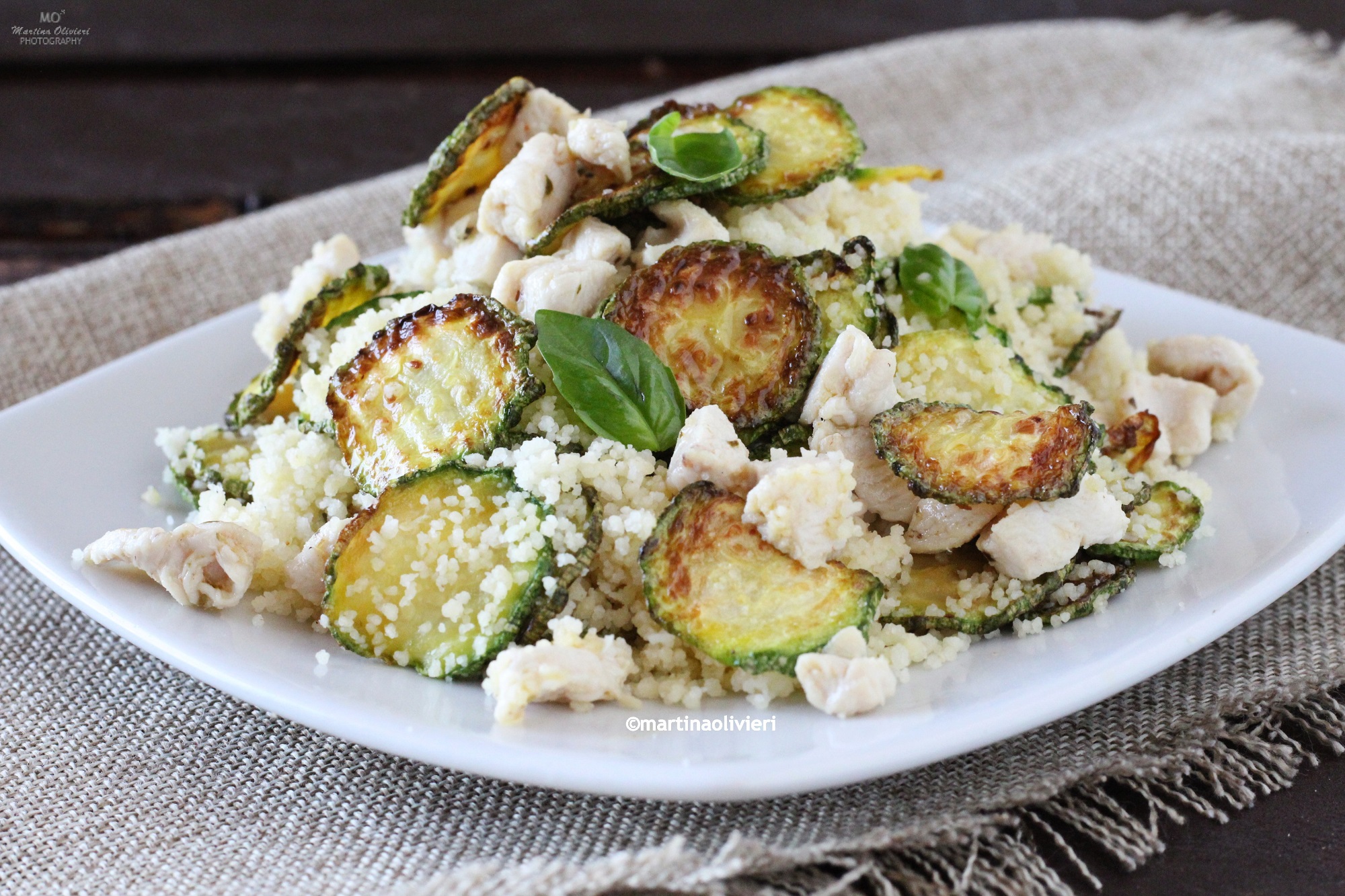 Couscous mit Hähnchen und Zucchinichips
