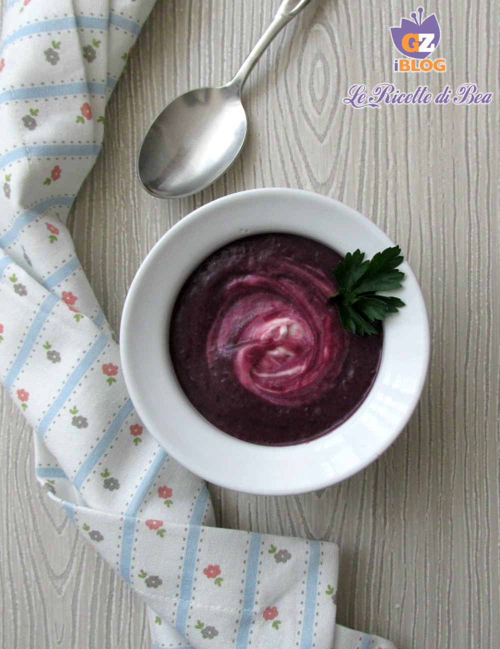 Cremige Suppe aus violetten Karotten mit griechischem Joghurt