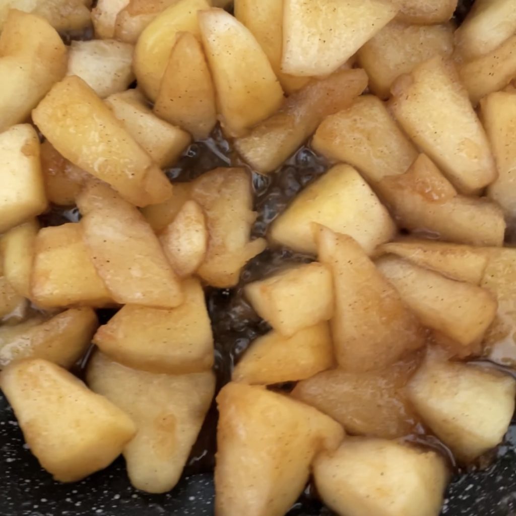 Croissants mit Blätterteig und Äpfeln