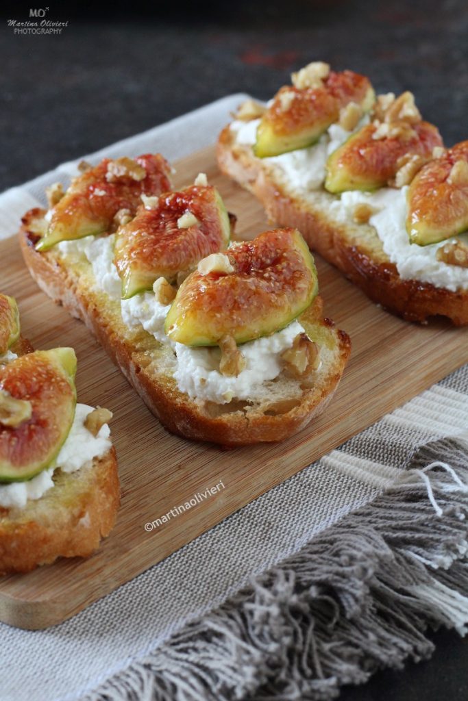 Crostini mit Ricotta und karamellisierten Feigen