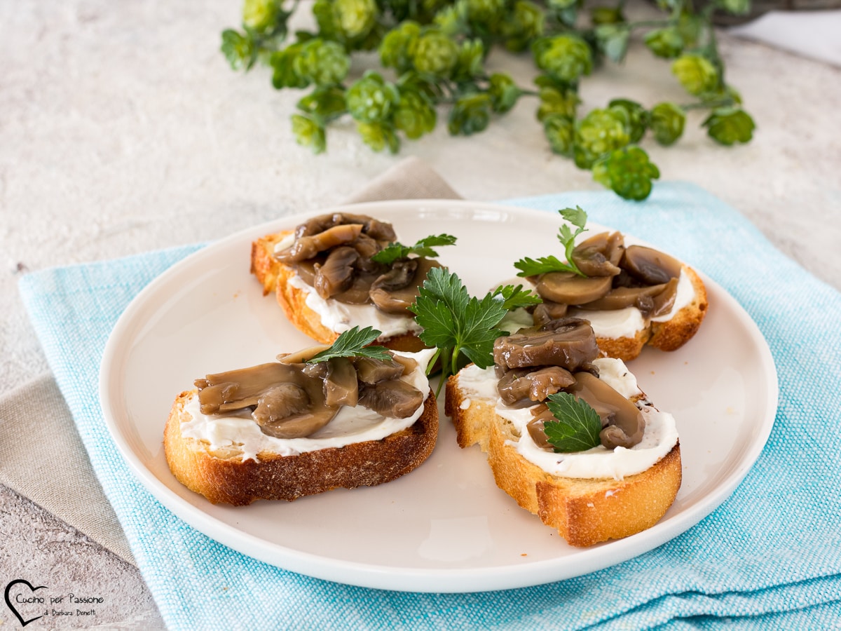 CROSTINI MIT PILZEN UND PHILADELPHIA