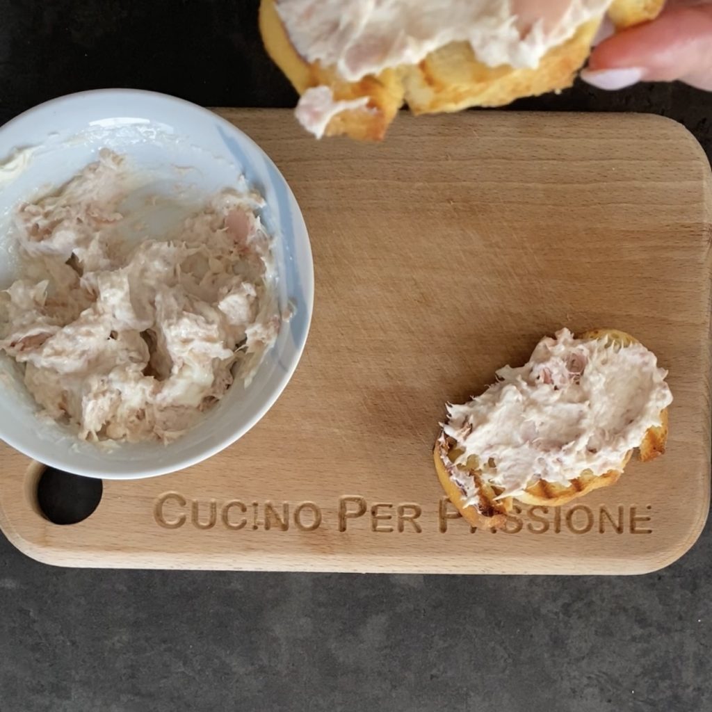 Crostini mit philadelphia und thunfisch