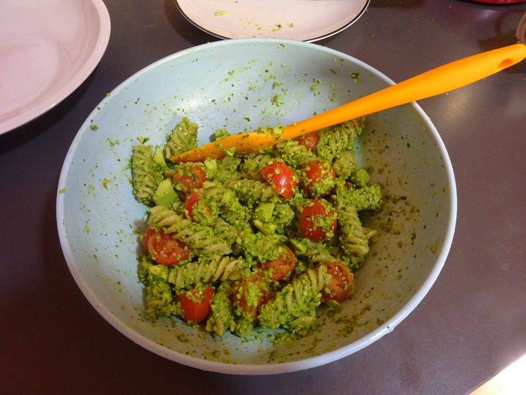 Vollkorn-Fusilli mit Avocado-Pesto
