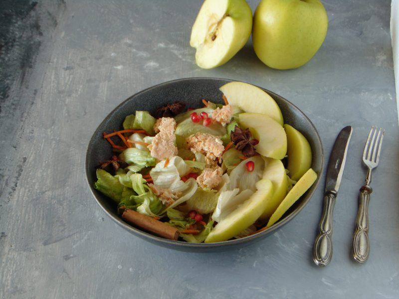 SALAT MIT LACHS UND ÄPFELN