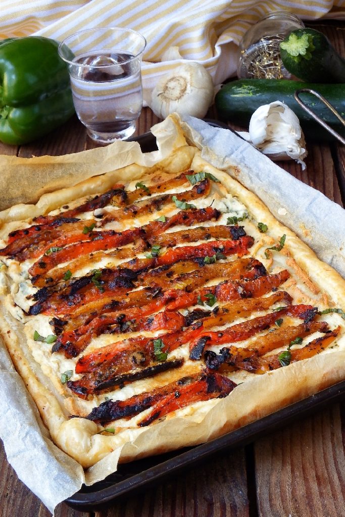 Blätterteig-Torte mit Paprika und Ricotta