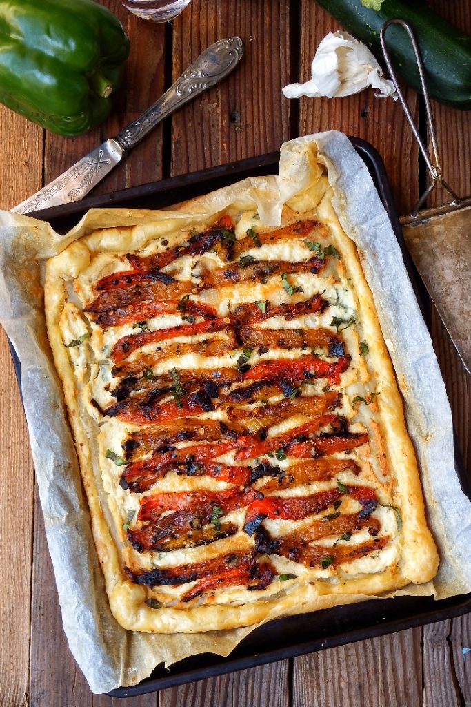 Blätterteig-Torte mit Paprika und Ricotta