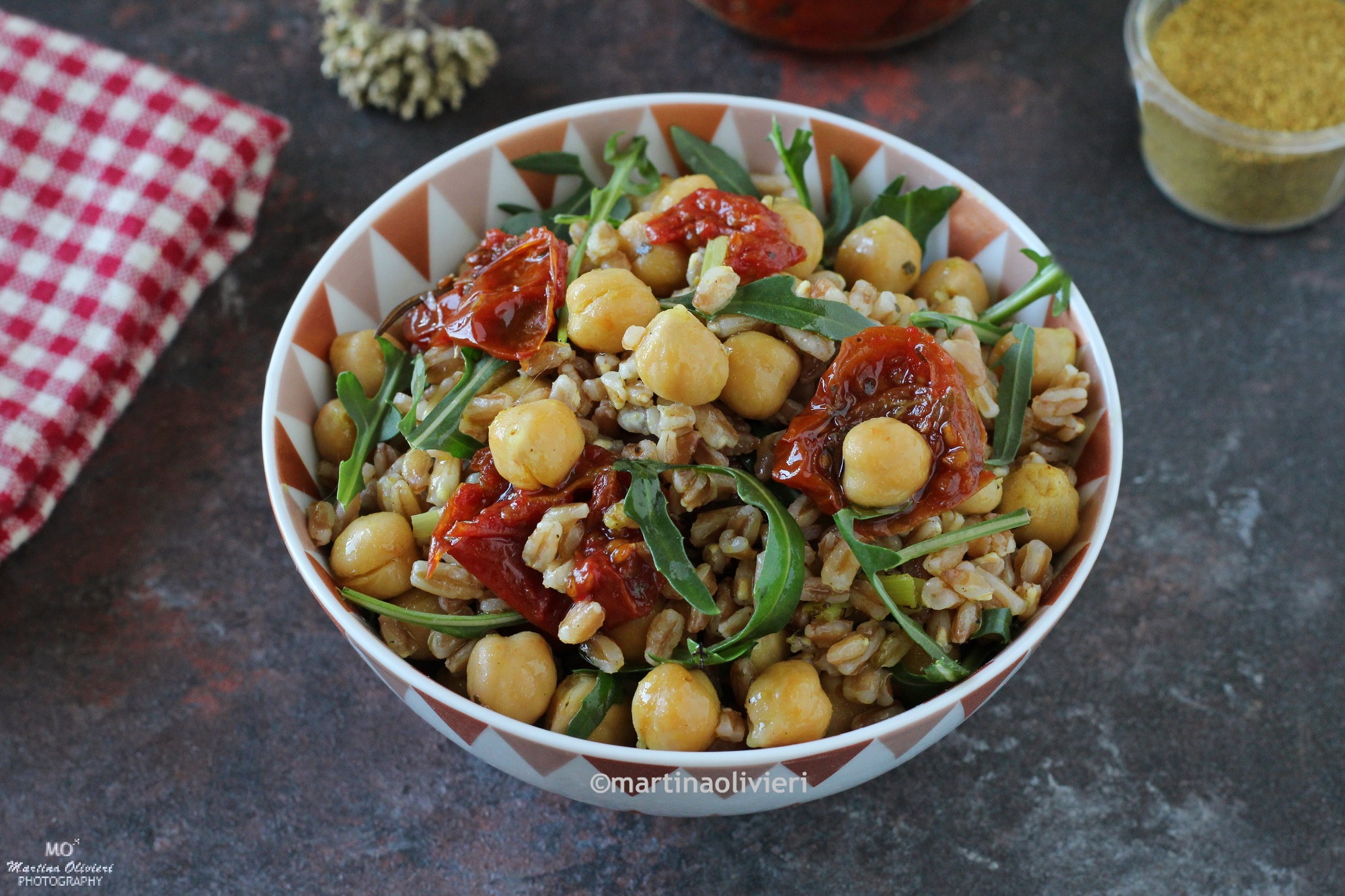 Dinkel mit würzigen Kichererbsen und confitierten Tomaten