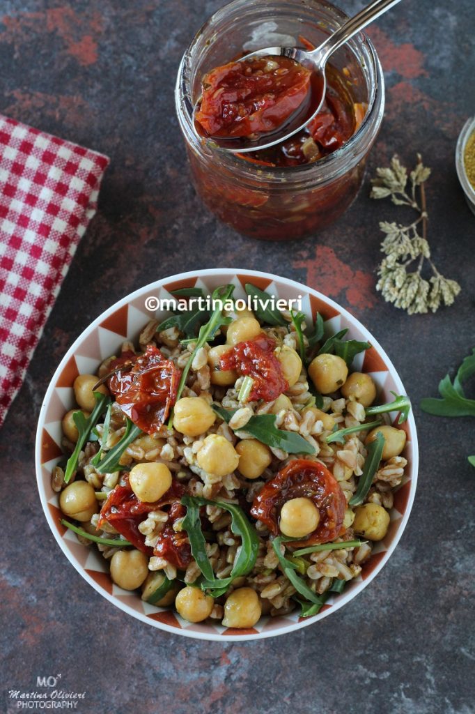 Dinkel mit würzigen Kichererbsen und confitierten Tomaten