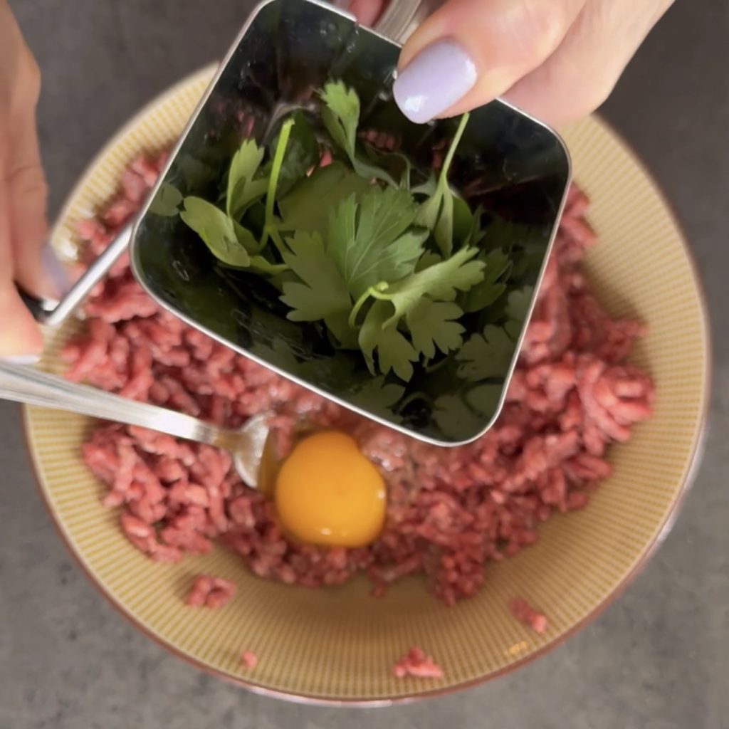 Fleisch- und Zucchinispieße