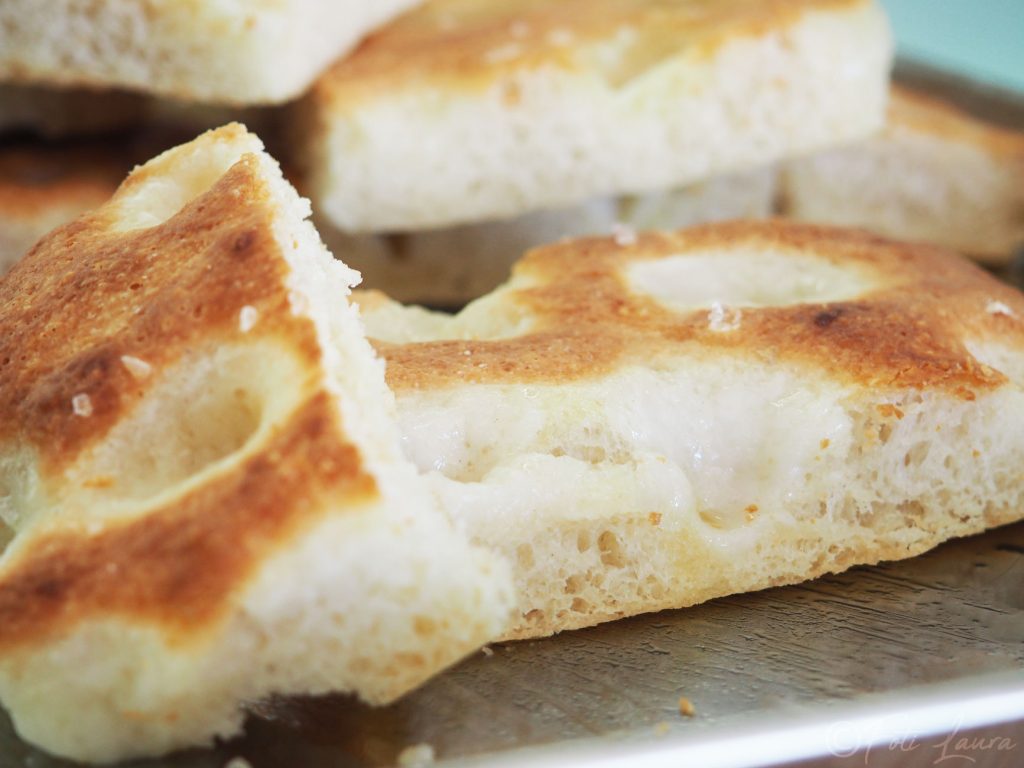 Focaccia im Blech in Stücke geschnitten