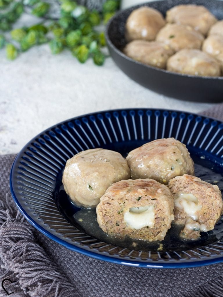 Frikadellen in weißer Sauce