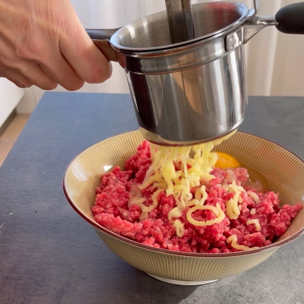 Frikadellen mit Kartoffeln, Karotten und Erbsen