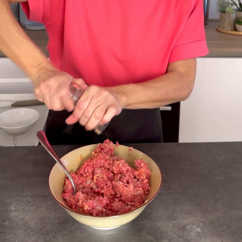 Frikadellen mit Kartoffeln, Karotten und Erbsen