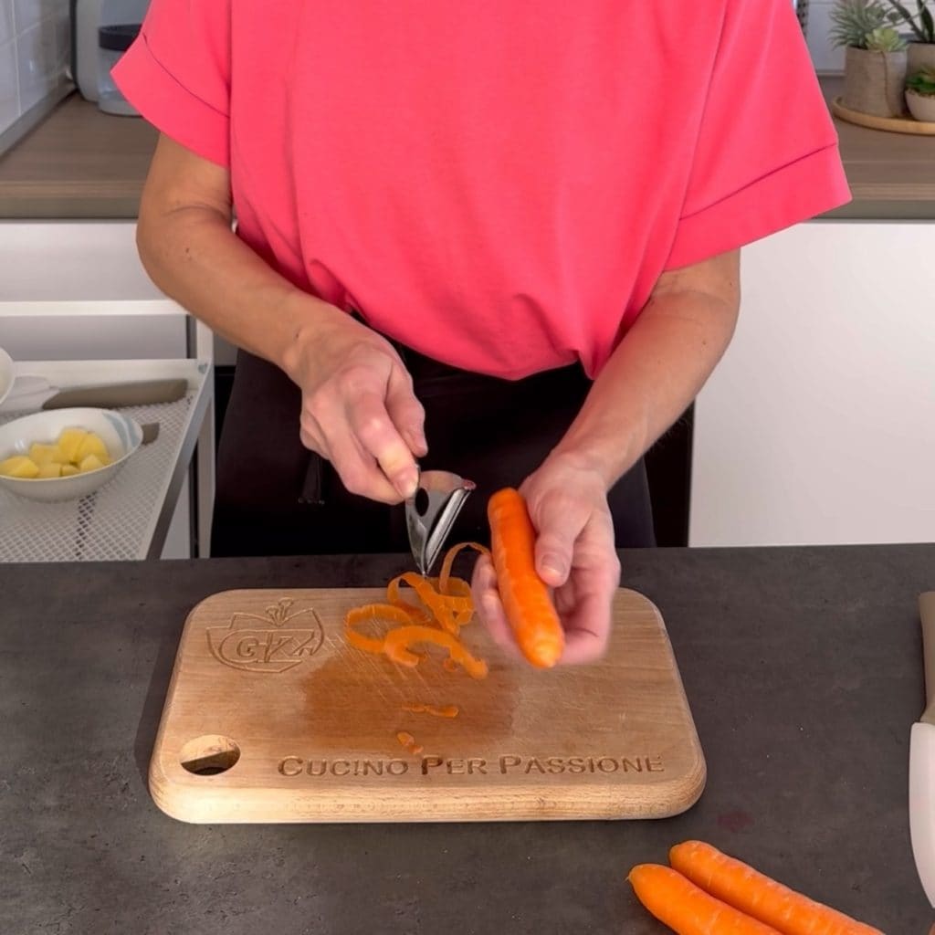 Frikadellen mit Kartoffeln, Karotten und Erbsen