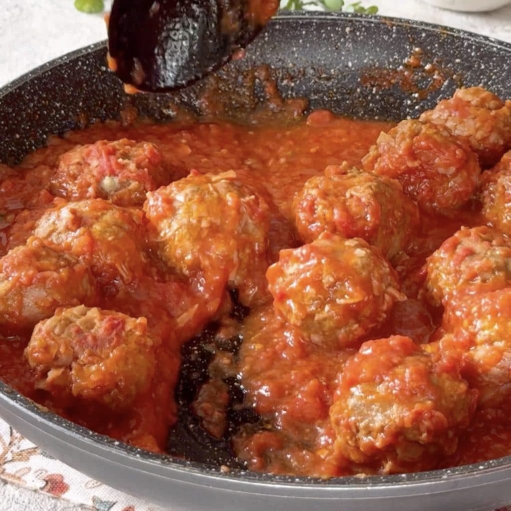 Frikadellen mit Mortadella in Tomatensoße