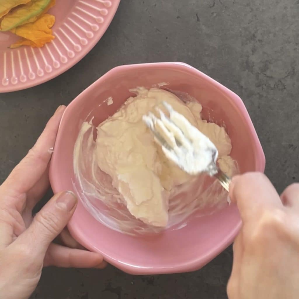 Gebackene Zucchiniblüten mit Ricotta und Thunfisch