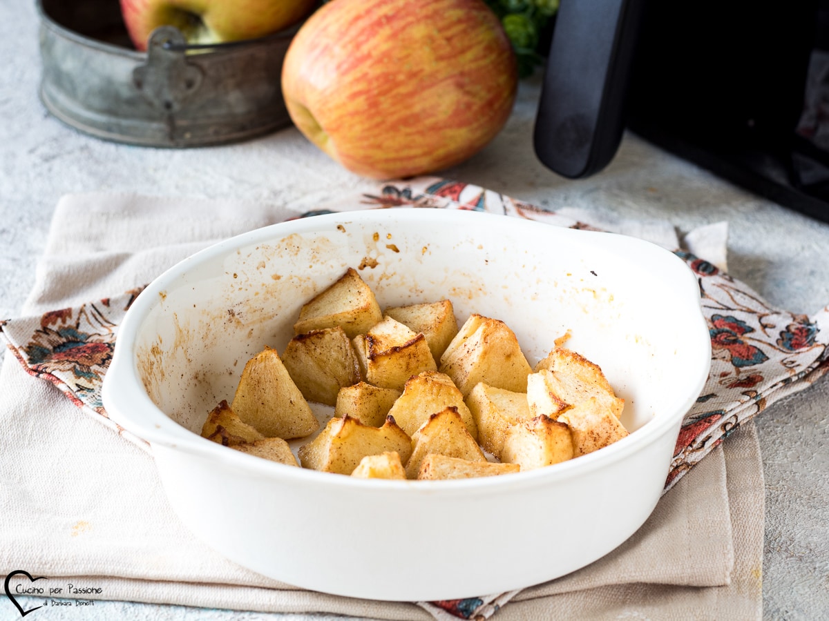 GEBACKENER APFEL IM LUFTFRITTIERER
