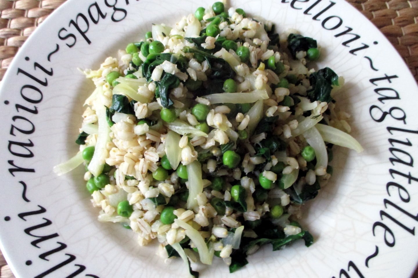 Gerstensalat mit Gemüse und Erbsen