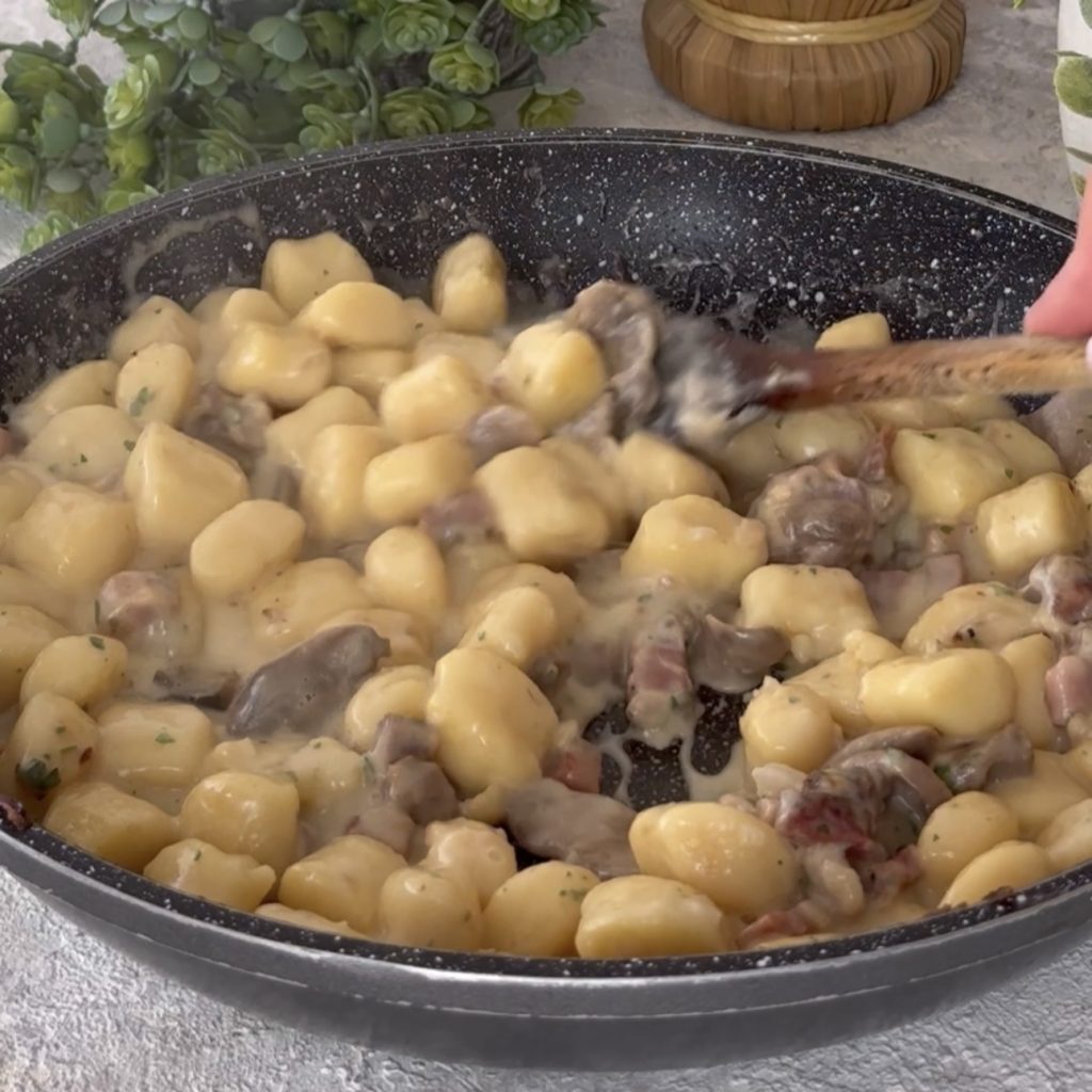 Gnocchi mit Stracchino, Pilzen und Speck