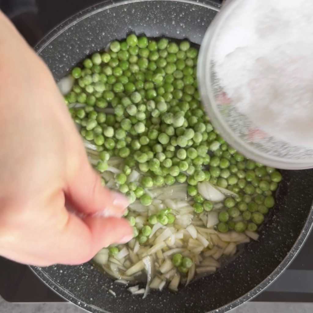 Hähnchen-Stückchen mit Erbsen