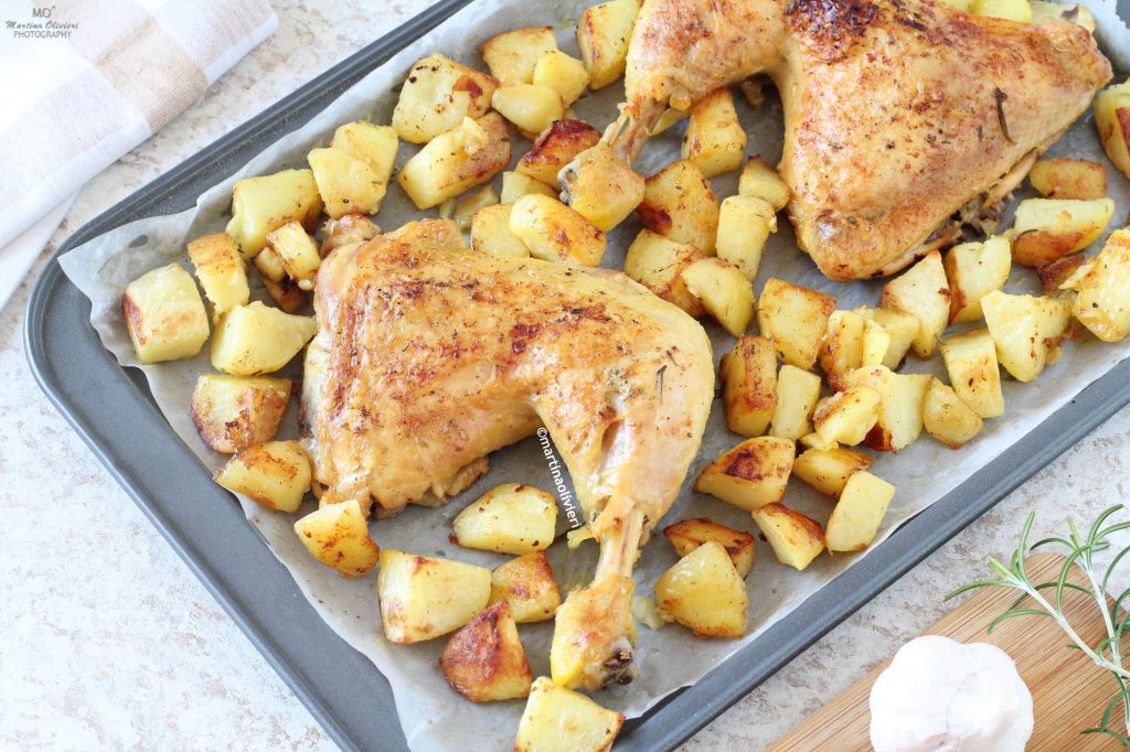 Hähnchenschenkel und Kartoffeln im Ofen