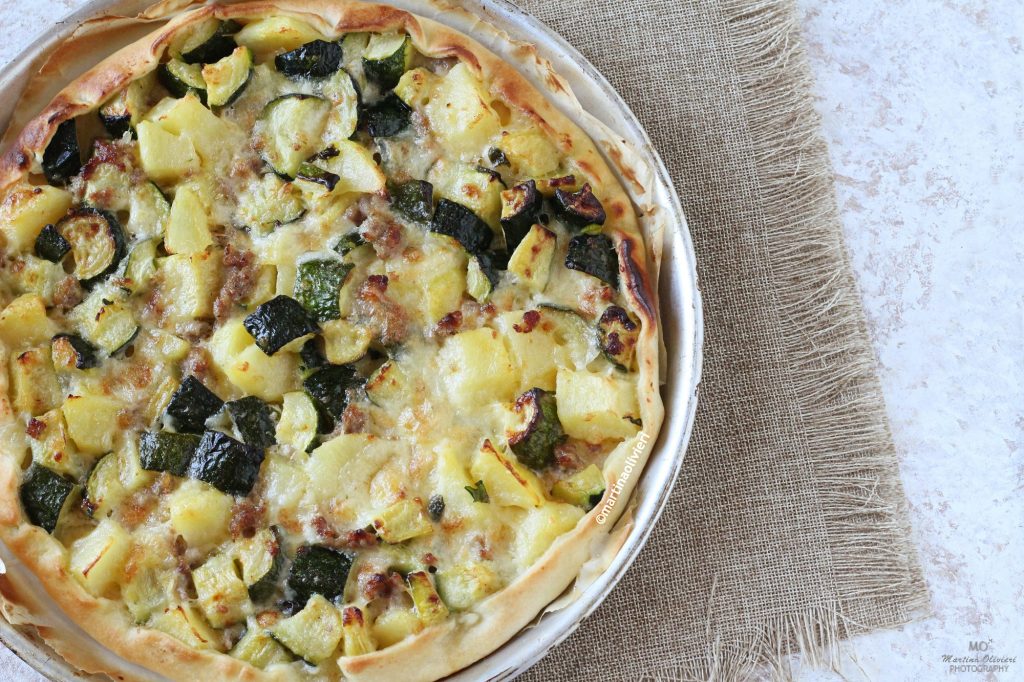 Herzhafte Torte mit Zucchini, Kartoffeln und Wurst