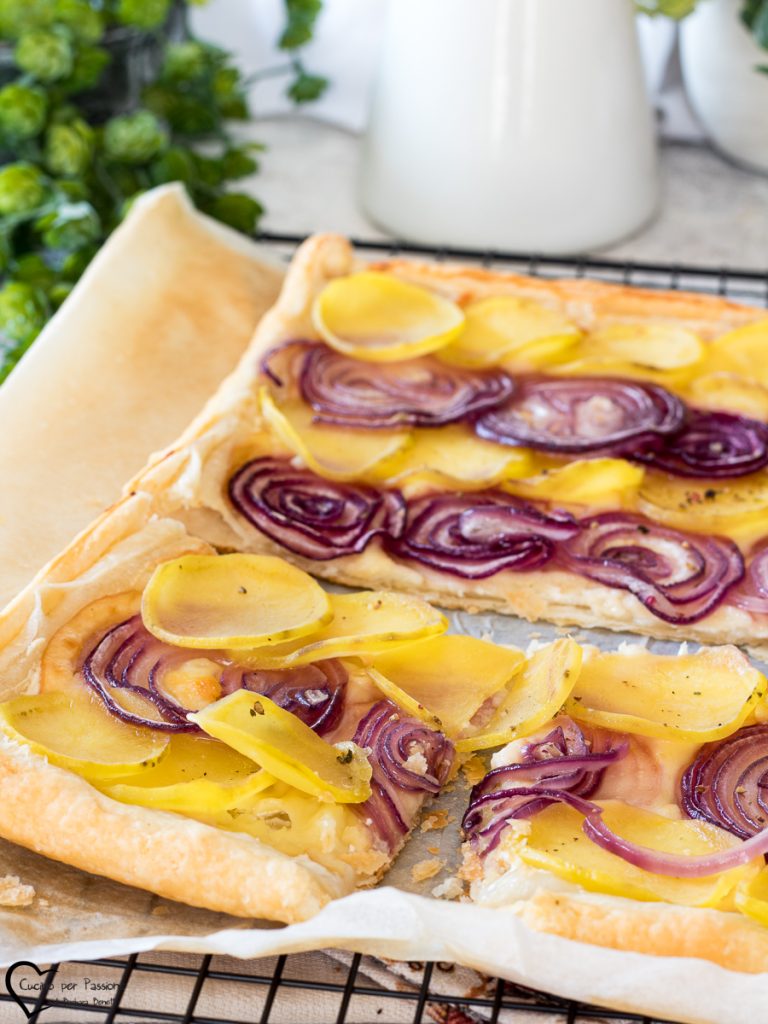 Herzhafter Kuchen mit Kartoffeln und Zwiebeln