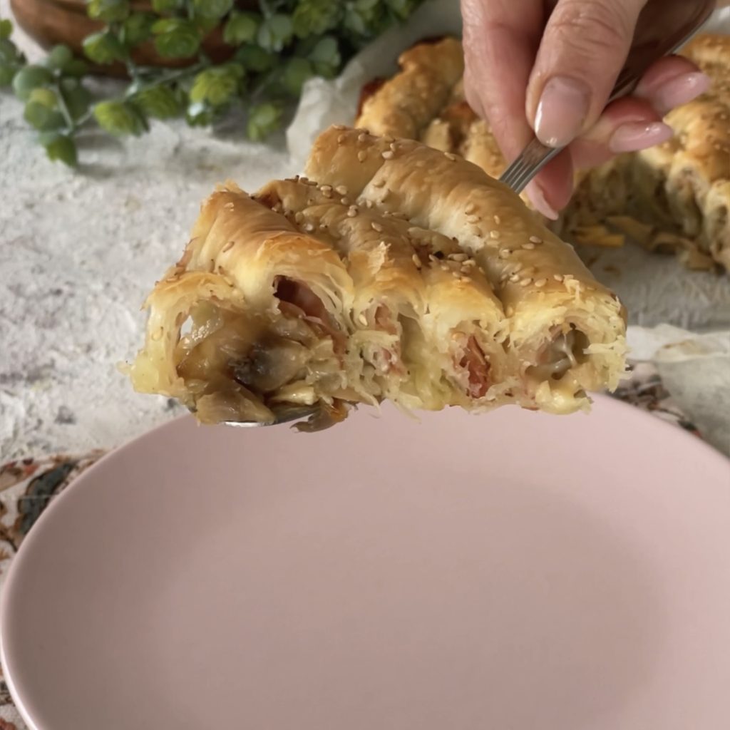 Herzhafter Kuchen mit Pilzen und Speck