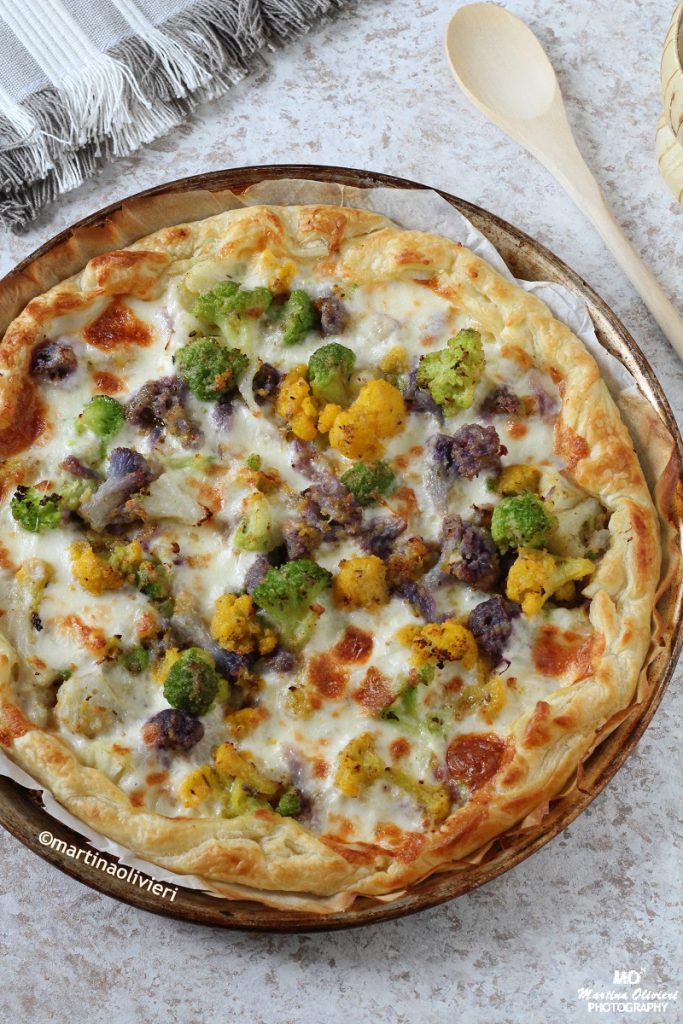 Herzhafter Kuchen mit buntem Blumenkohl