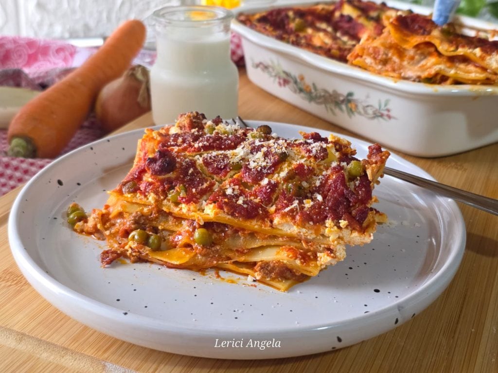 Reiche Lasagne mit Ragù und Erbsen