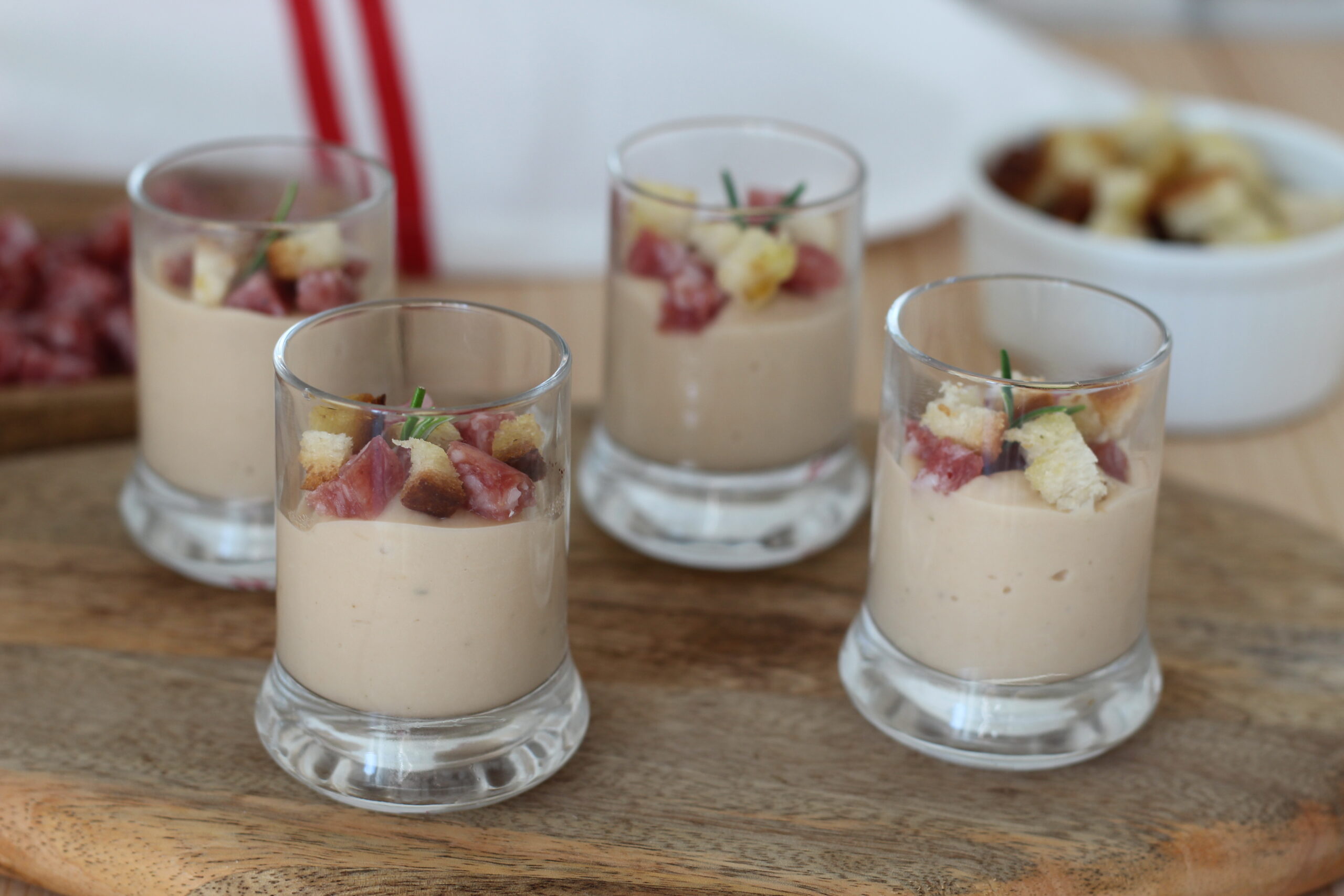 Gläser mit Bohnencreme und Salami