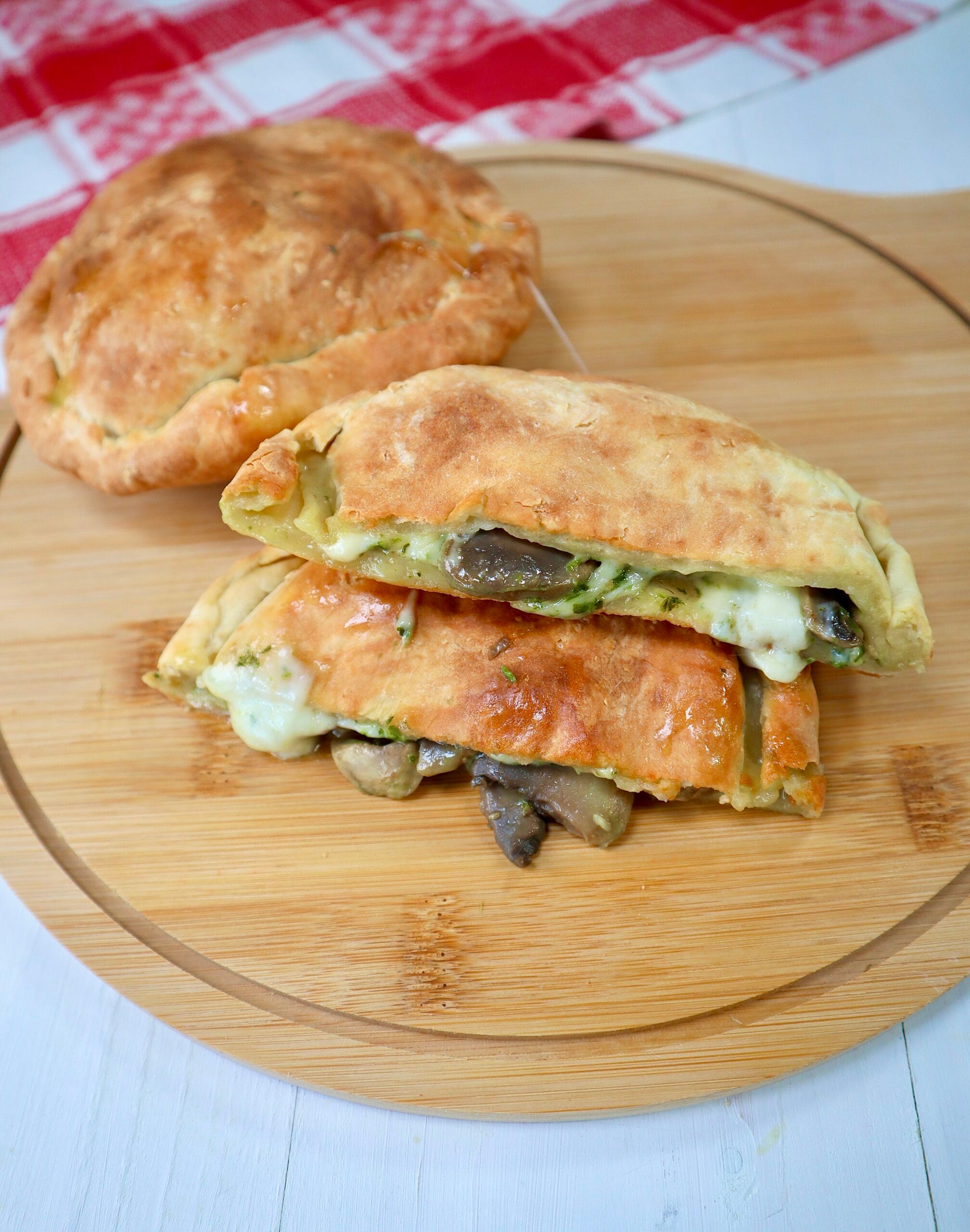 Ungegärte Fladenbrote mit Pilzen in der Heißluftfritteuse