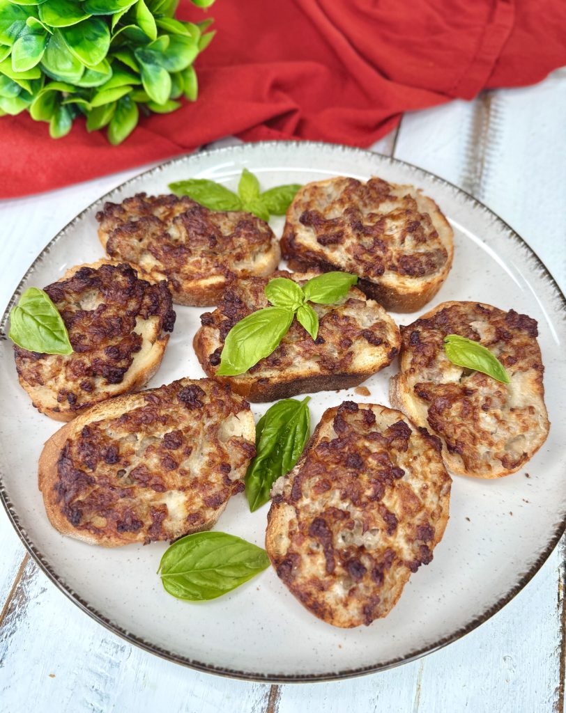 Bruschette mit Wurst und Stracchino