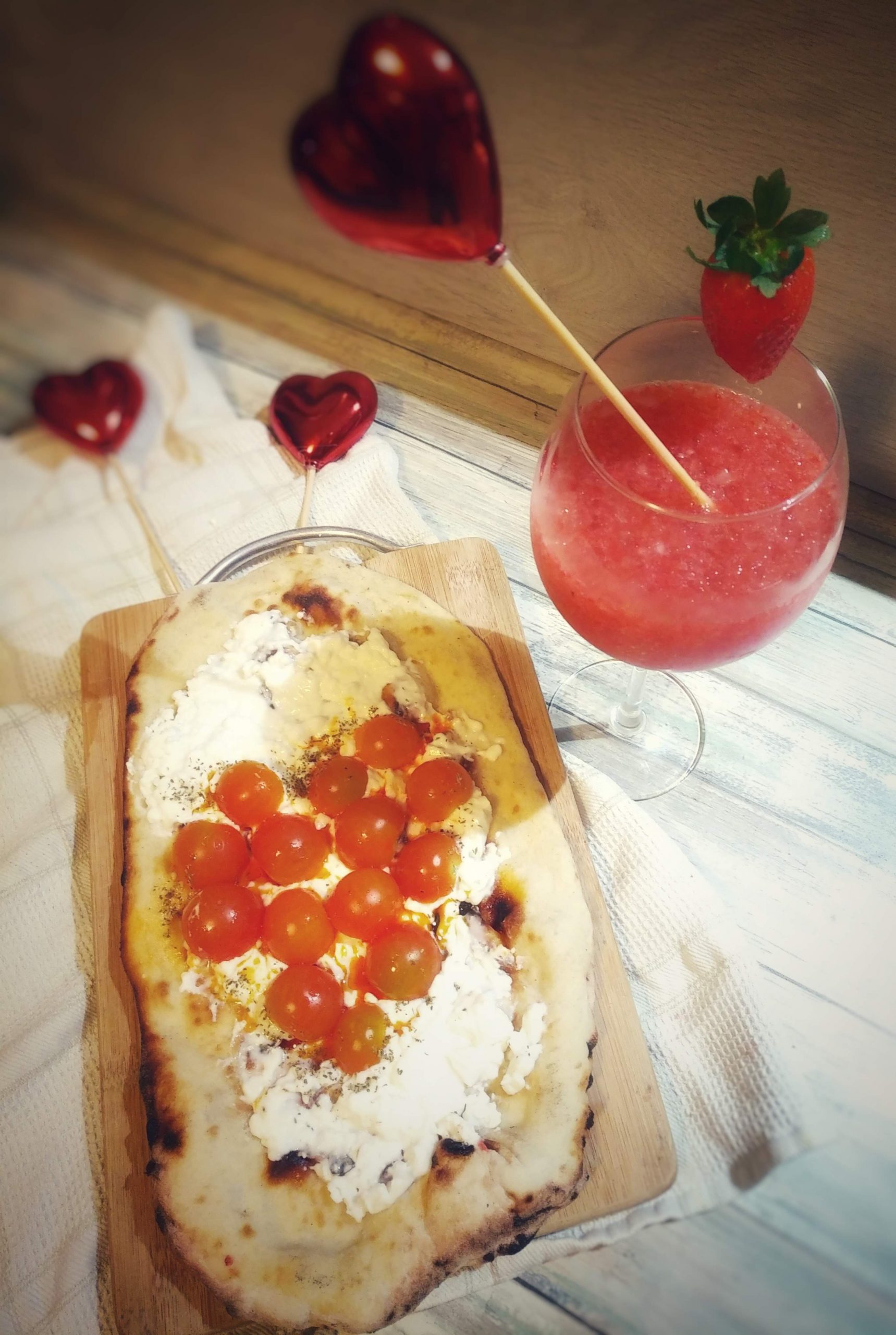 Pinsa zum Valentinstag und Daiquiri