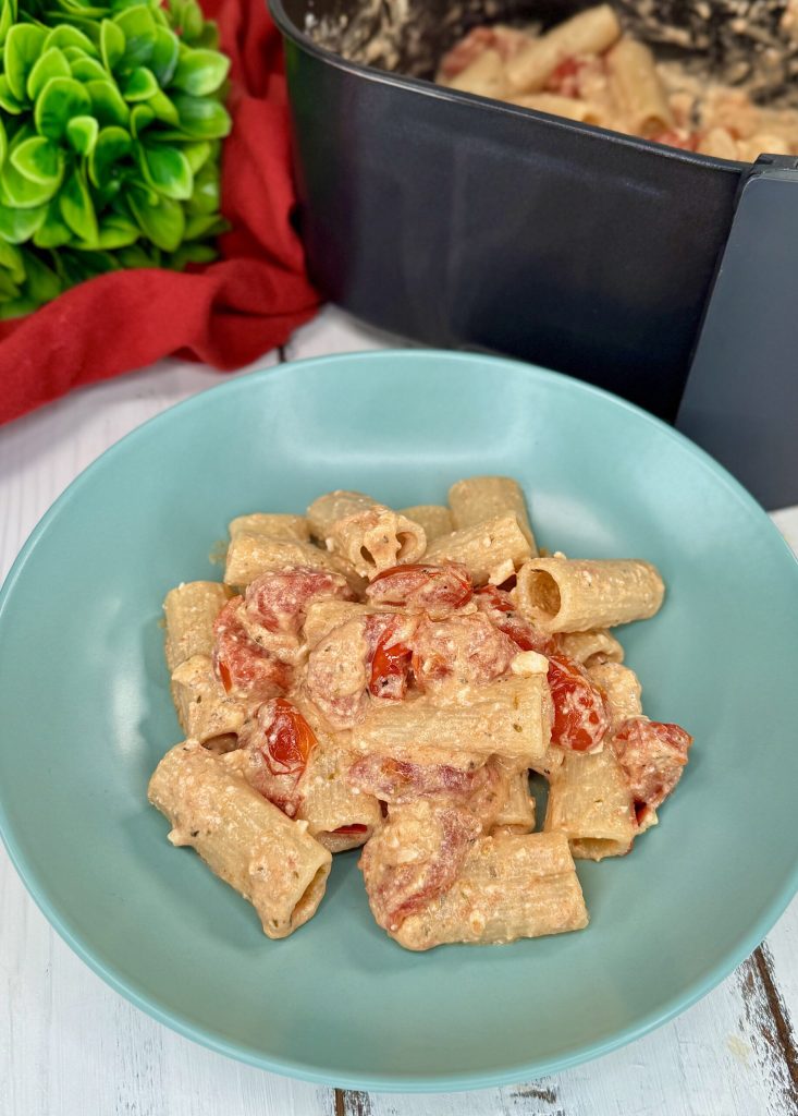 Pasta mit Feta und Kirschtomaten in der Heißluftfritteuse oder im Ofen