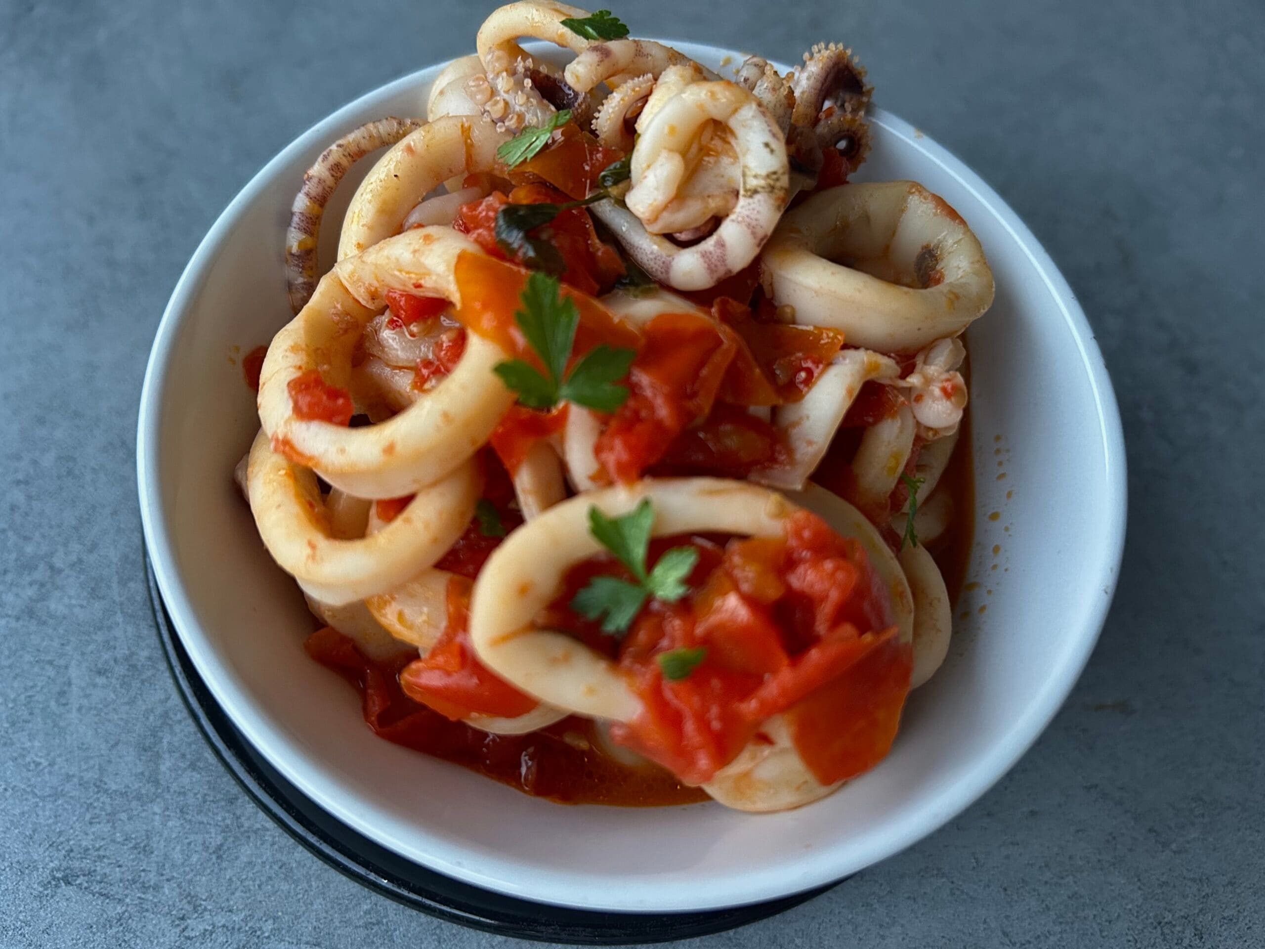Zarte und Schmackhafte Tintenfische in Tomatensauce
