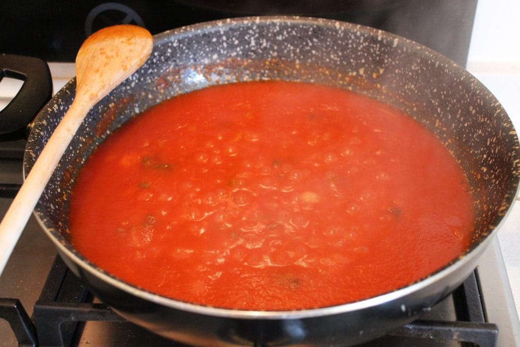 Tomatensauce mit Nelken und Salbei