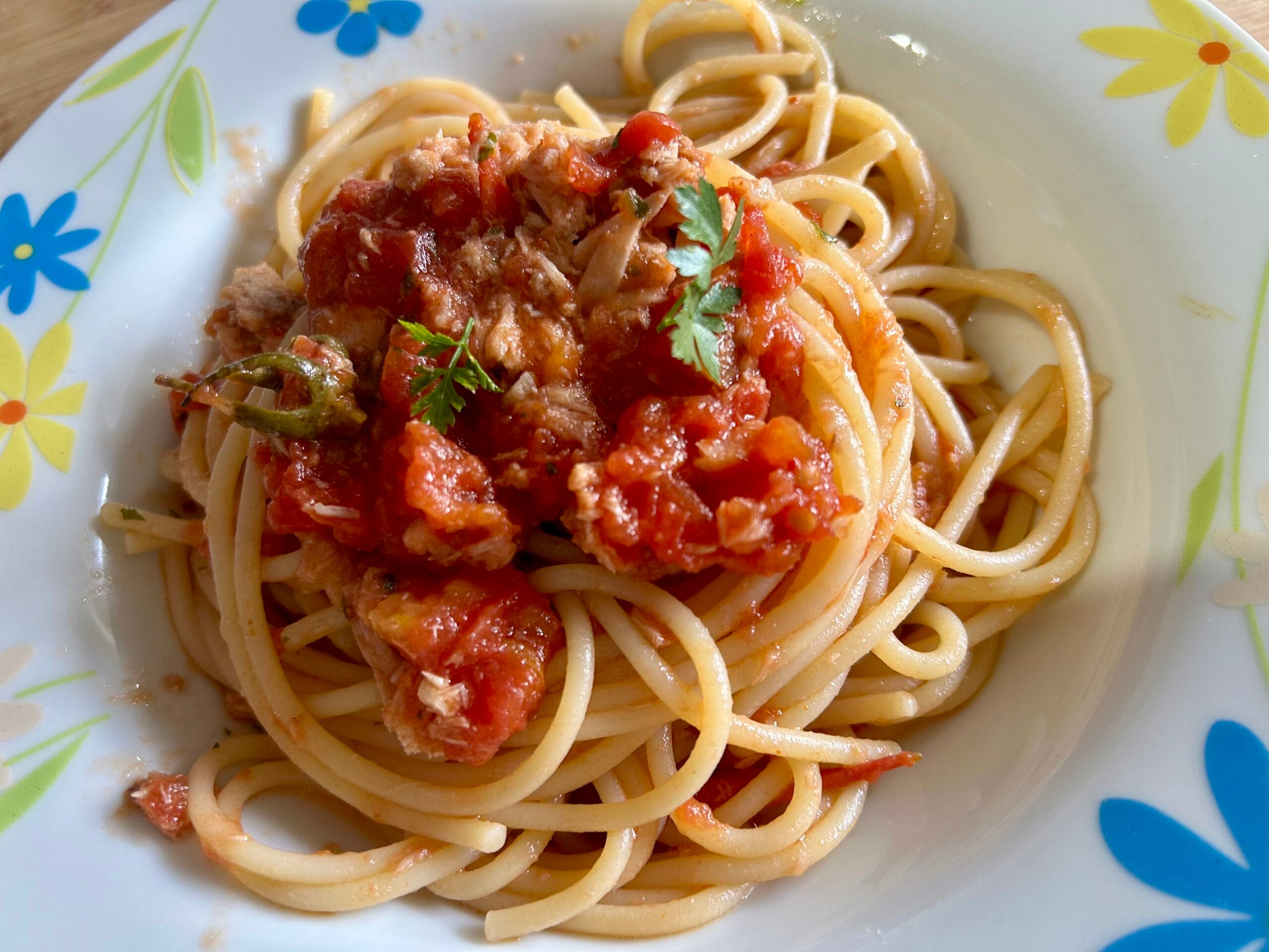 Nudeln mit Thunfisch in Tomatensauce: fertig in 15 Minuten