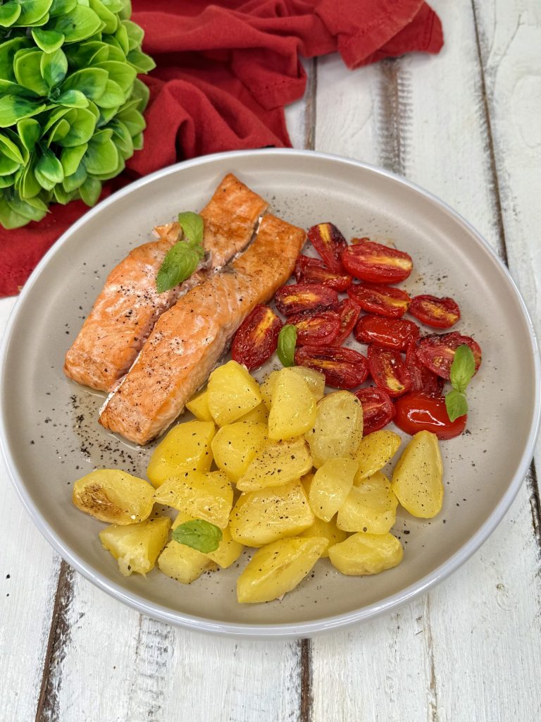 Lachs mit Kartoffeln und Kirschtomaten in der Heißluftfritteuse
