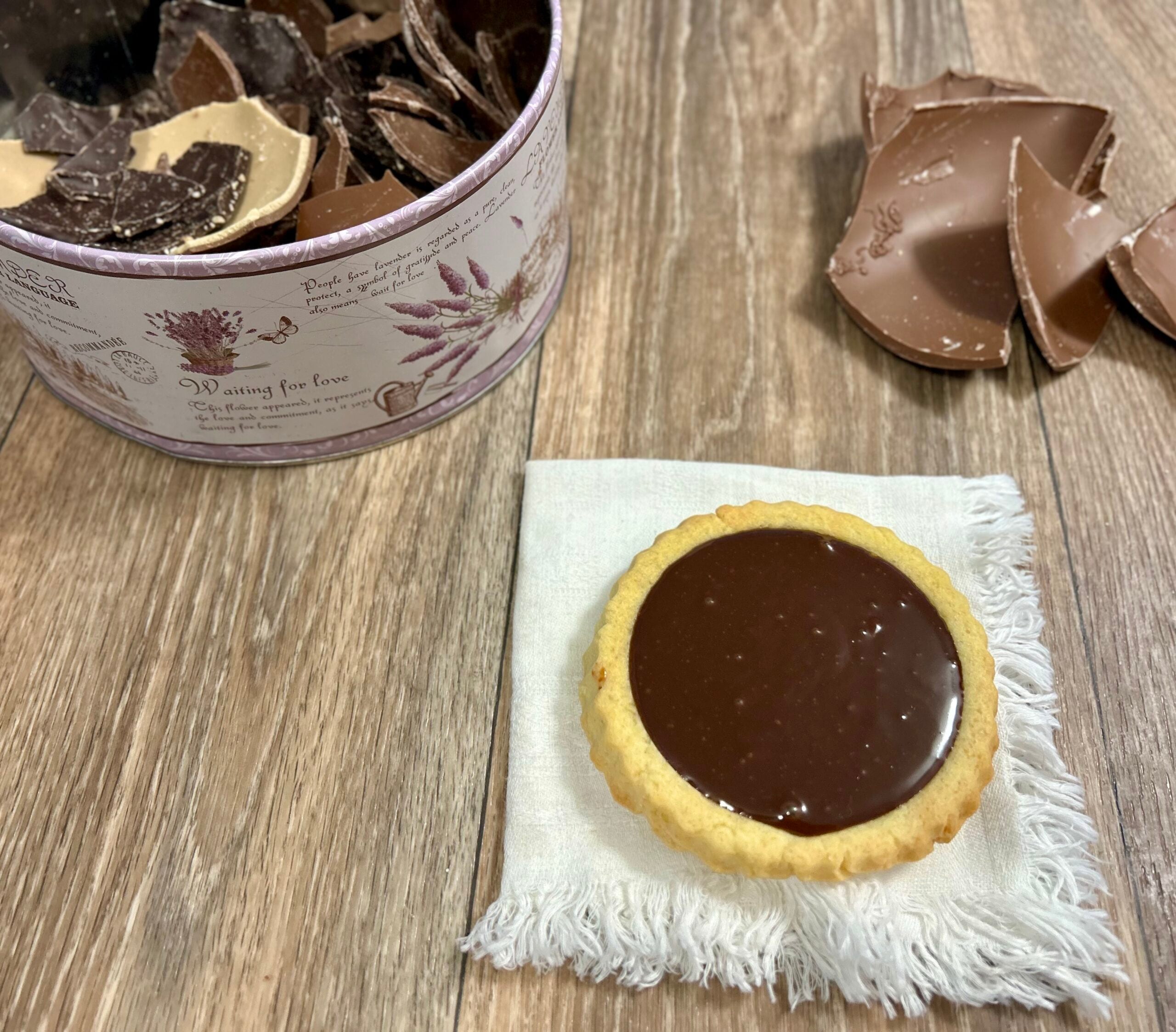 Törtchen mit geschmolzener Schokolade