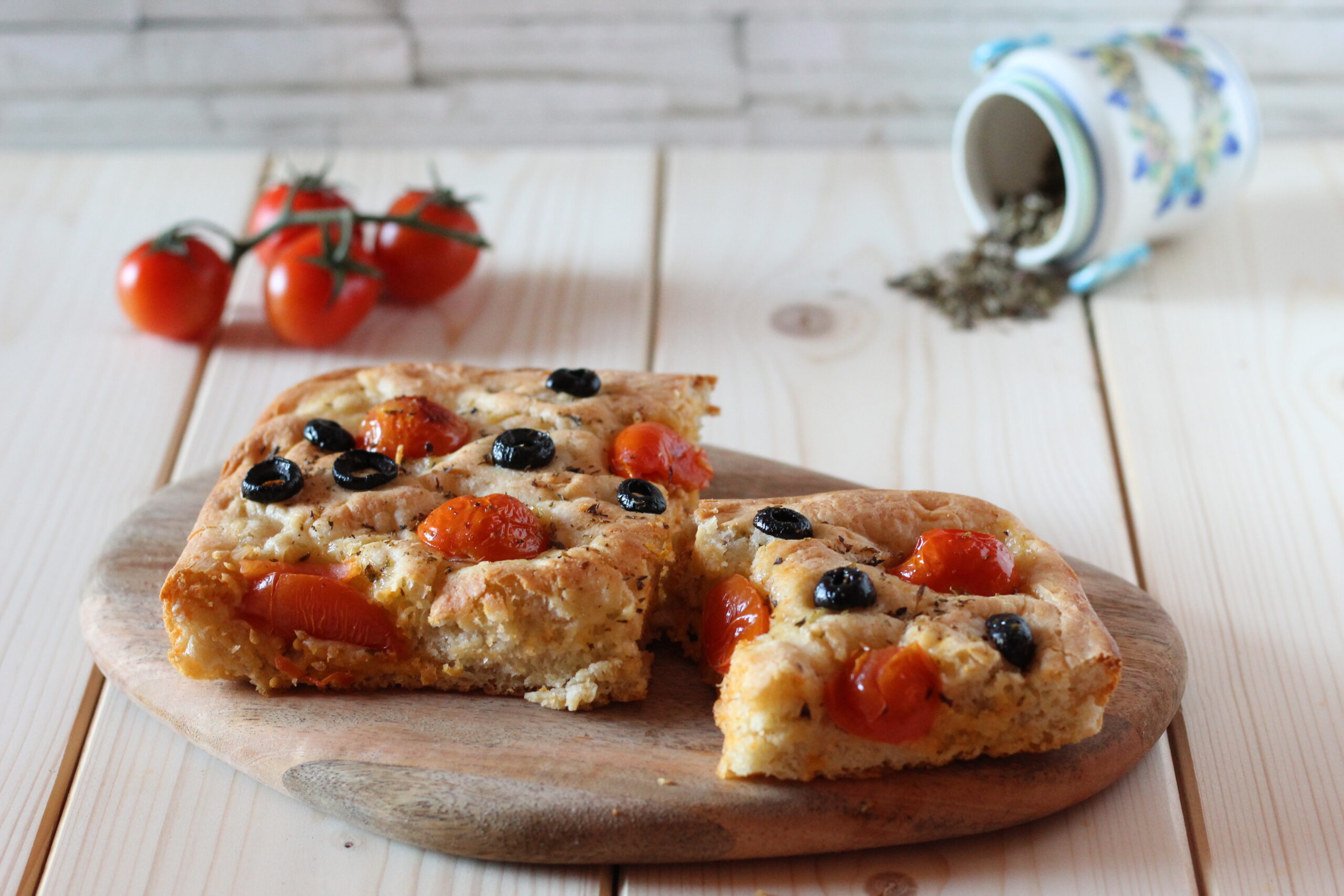 Focaccia mit Kirschtomaten und Oliven