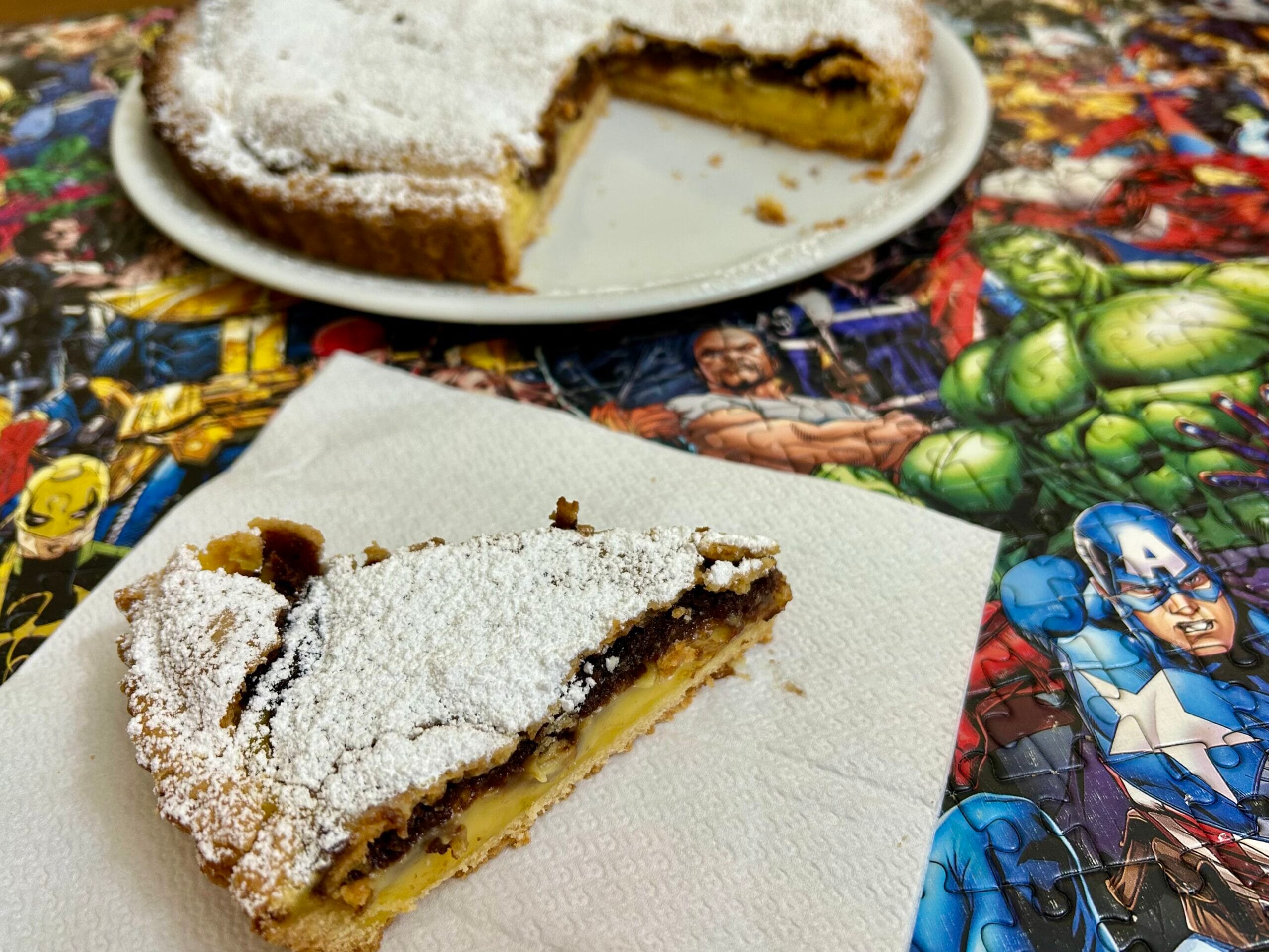 Zweischichtige Torte mit Creme und Schokolade