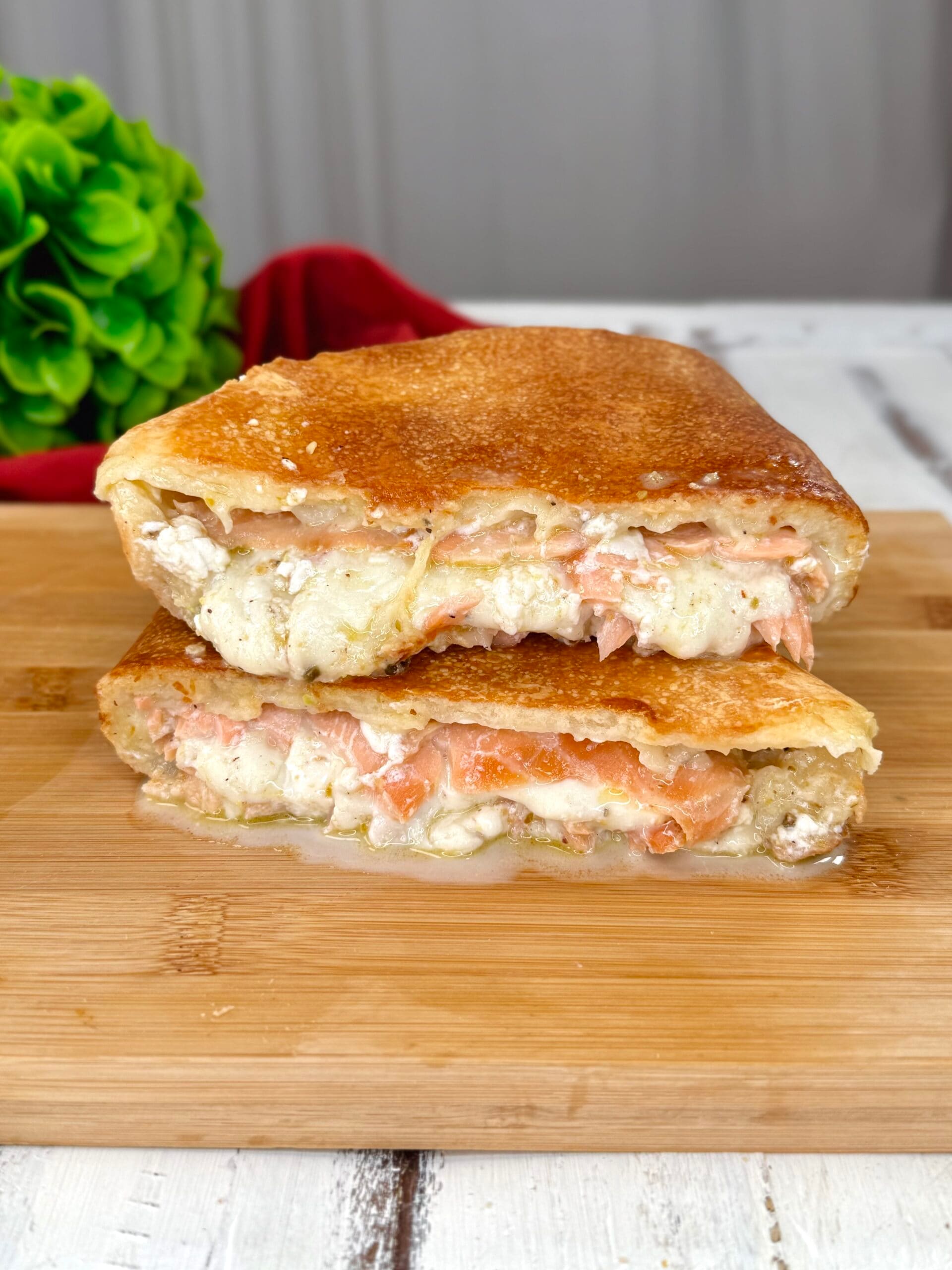 Schneller gefüllter Calzone mit Lachs, Mozzarella und Pistazien