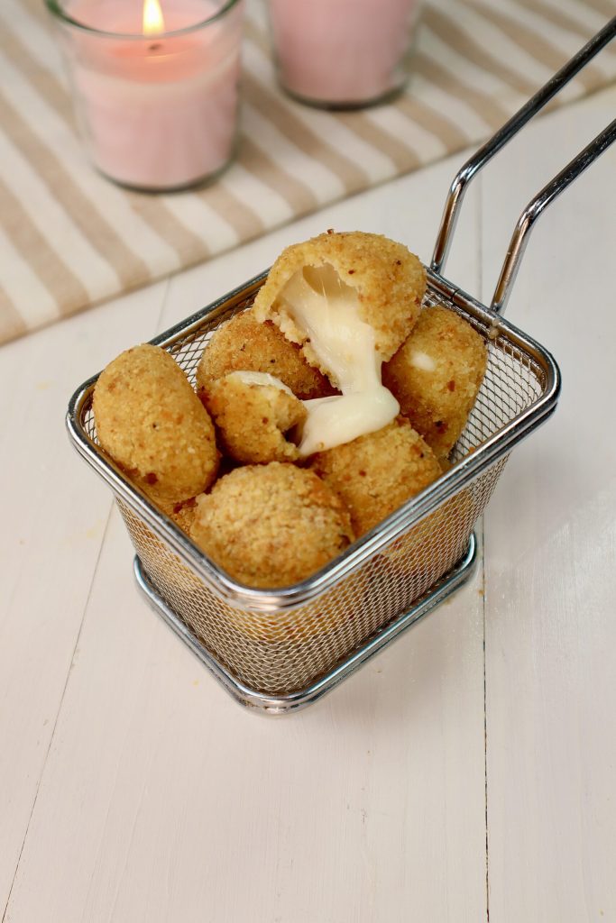 Perfekte frittierte Mozzarellabällchen in Heißluftfritteuse