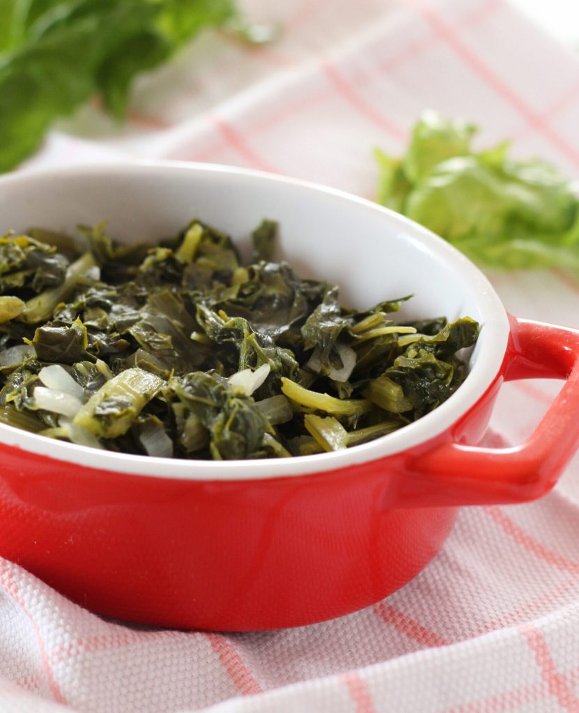 Mangold mit Zwiebeln in der Pfanne