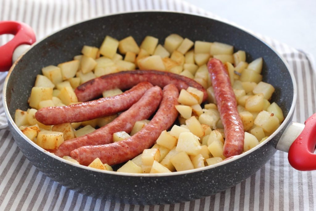 hausgemachte Wurst und Kartoffeln in der Pfanne