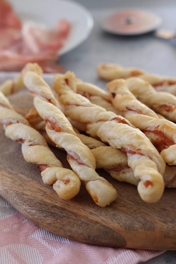 Blätterteigstangen mit Speck und Philadelphia