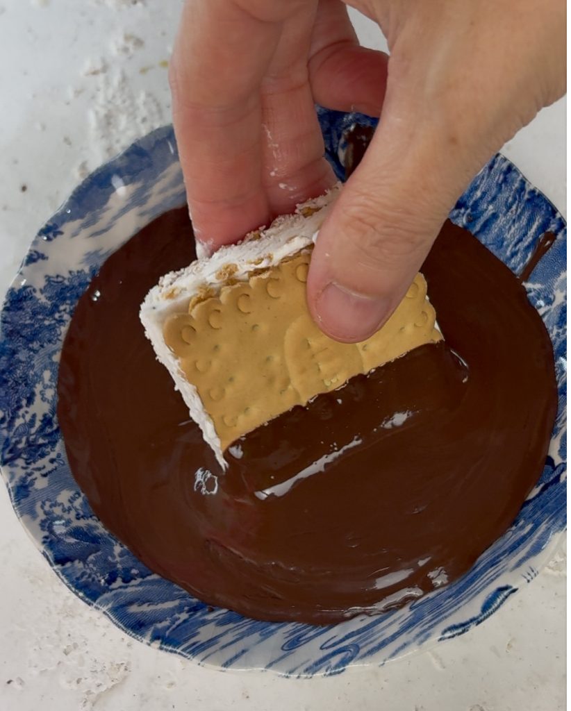 Wir tauchen das Kekseis in die Schokolade