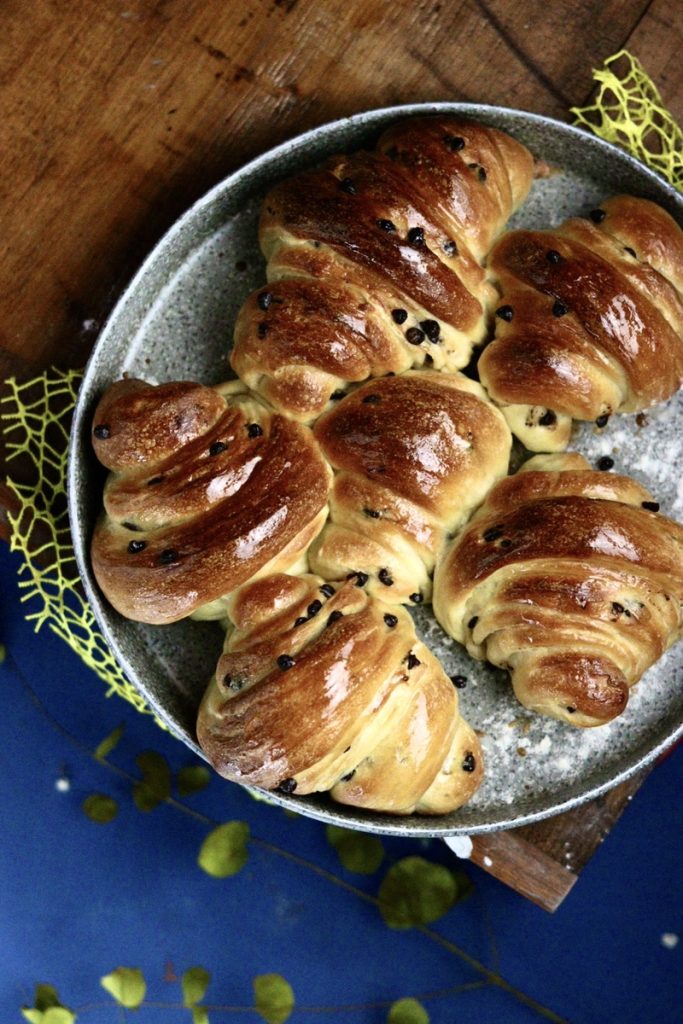 WEICHE CROISSANTS MIT SCHOKOLADENSTÜCKCHEN IM TEIG