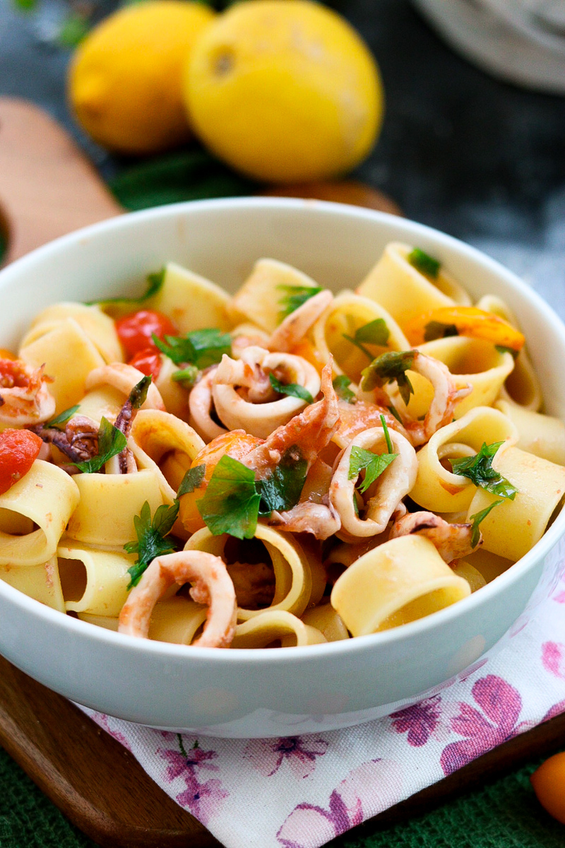 CALAMARATA MIT FRISCHEN TINTENFISCHEN UND KIRSCHTOMATEN